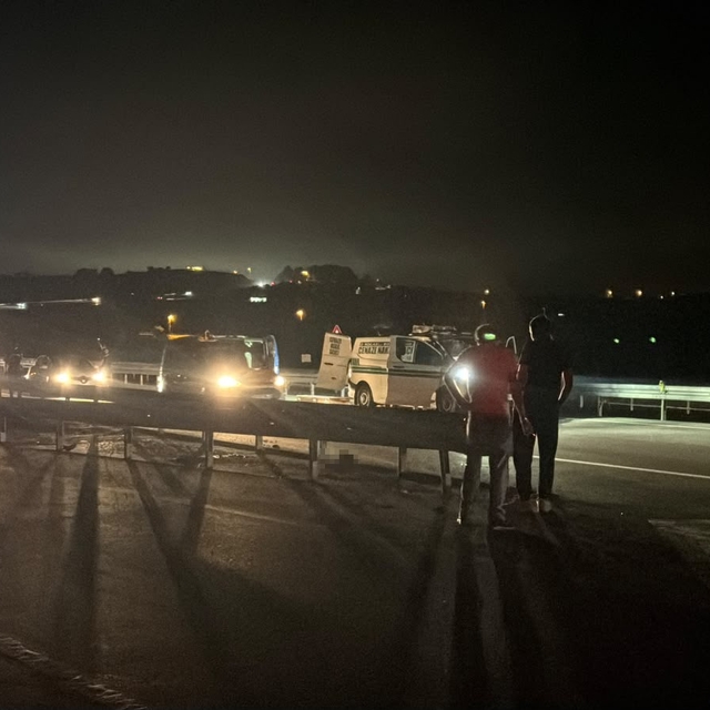 Bariyerlere çarpan motosikletli hayatını kaybetti