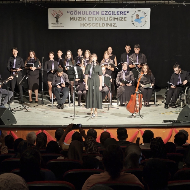 Ahlat'ta "gönülden ezgilere" gecesi: Özel bireyler ve öğrencilerden unutulm...