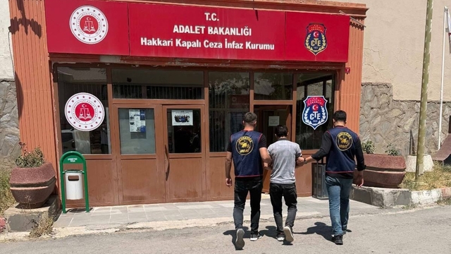 Hakkari'de aranan 2 şahıs JASAT tarafından yakalandı
