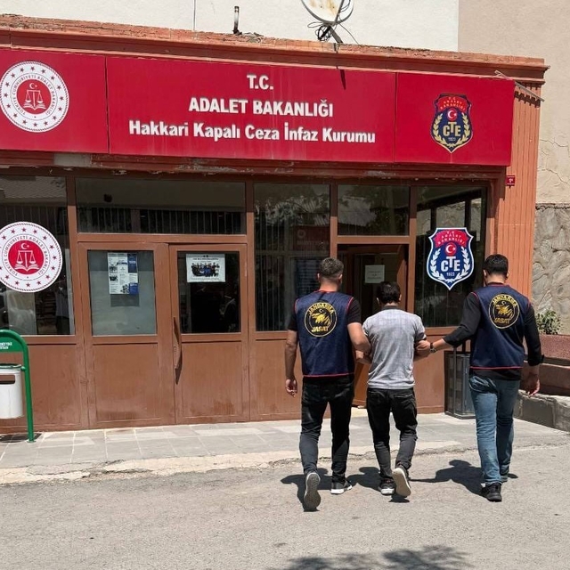 Hakkari'de aranan 2 şahıs JASAT tarafından yakalandı