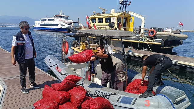 İzmir'de yasa dışı kara midye operasyonu: 560 kilogram midye denize iade edildi