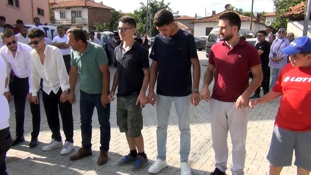Çorum'da düğüne İtalyan damgası: İki İtalyan halay çekip çiftetelli oynadılar