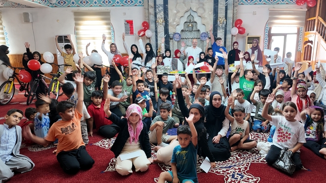 İmamın gönüllere dokunan geleneği: 26 yıldır çocukları ödüllendiriyor
Mersin'de bir cami imamı, 26 yıldır hayırseverlerinde desteğiyle yaz Kur'an kurslarına gelen çocukları altından, bisiklete, para ödülünden farklı hediyelilere kadar çeşitli ödüller vererek örnek oluyor