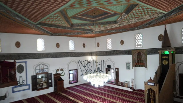 Kanuni Sultan Süleyman'ın damadı ve veziri olan Rüstem Paşa'nın adına yaptırdığı cami, 510 yıldır muhteşem yapısıyla göz kamaştırıyor
Cami hakkında bilgi veren Osmaneli Belediyesi personeli İlayda Özkök:
"Rüstem Paşa'nın ömrü camiyi tamamlamaya yetmiyor, kubbesi ve minaresi cariyesi tarafından tamamlanmış"
"İznik'te yapılmış Kâbe tasvirli çini pano, camimize Rüstem Paşa'ya hediye olarak gönderilmiş"
Cami imamı Erol Salan: "Bursa'daki Ulu Cami'yi nasıl görmek istiyorlarsa, Osmaneli'deki tarihi Rüstem Paşa Camimizi de gelip görebilirler"
