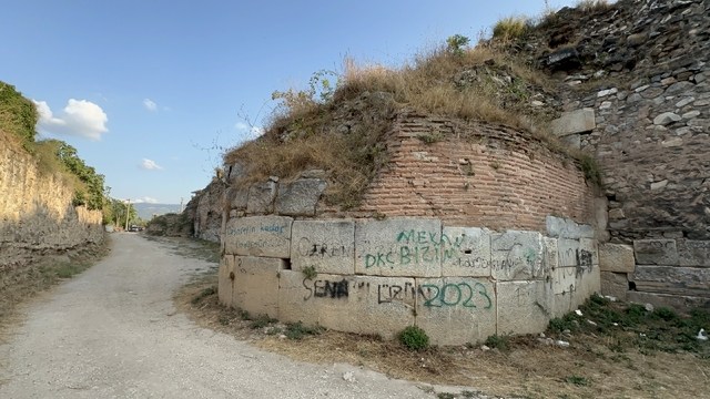 UNESCO geçici listesindeki İznik'te tarihi surlara sprey boyayla zarar verdiler