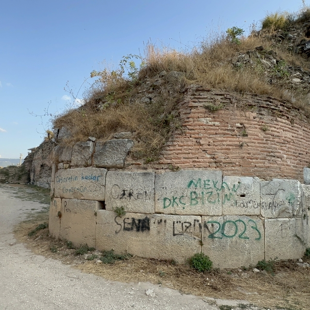 UNESCO geçici listesindeki İznik'te tarihi surlara sprey boyayla zarar verd...