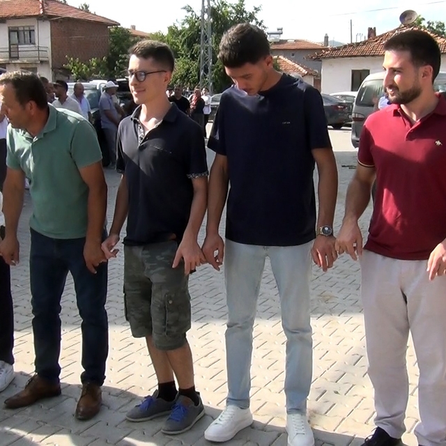 Çorum'da düğüne İtalyan damgası: İki İtalyan halay çekip çiftetelli oynadıl...