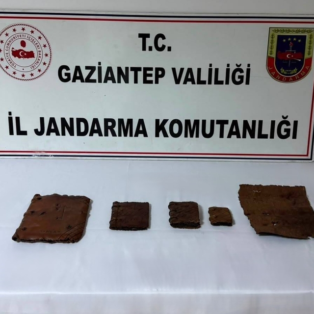Gaziantep'te deri üzerine İbranice yazılı 5 tarihi eser kitap ele geçirildi...