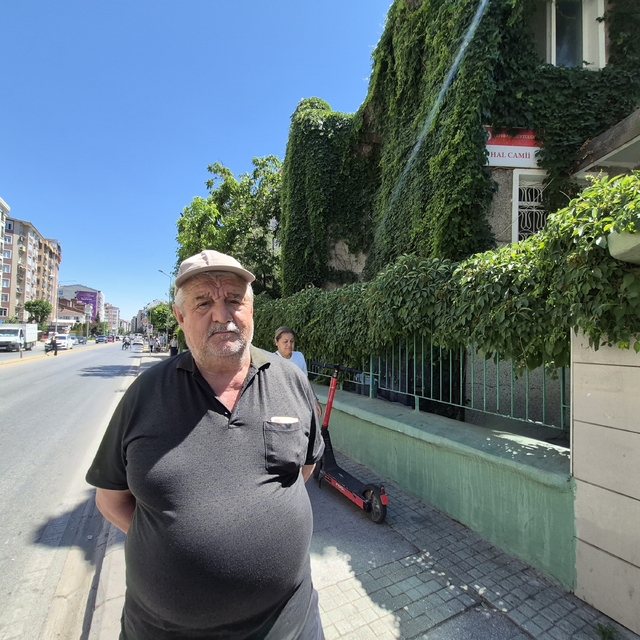 15 yıldır gönüllü olarak çalıştığı 'Sarmaşıklı Cami'ye gözü gibi bakıyor
Sa...