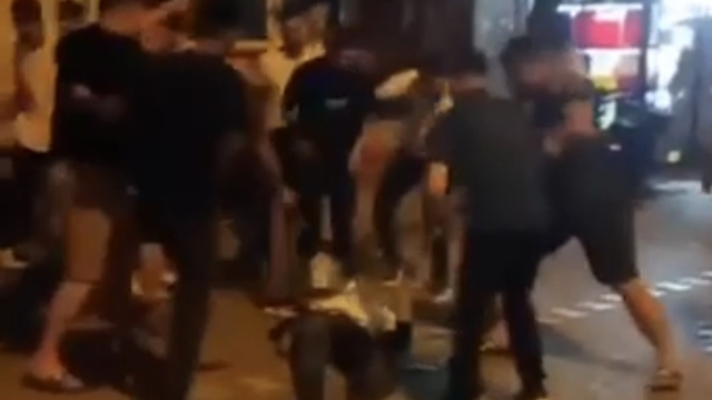 Kadını darp eden adamı mahallelinin linç anları kamerada
Kadını darp etti, mahalleli kendisini linç etti: İki taraf da yoğun bakımda
Darp ettiği kadını yoğun bakımlık yapan adamı da mahalleli linç edip yoğun bakımlık yaptı