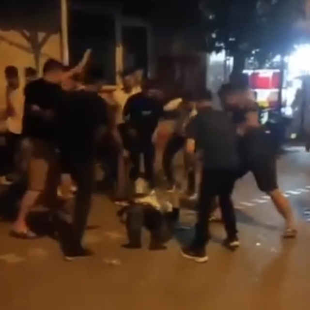 Kadını darp eden adamı mahallelinin linç anları kamerada
Kadını darp etti,...