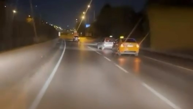 Taksiciler aracı kıskaca aldı, tehlikeli anlar kamerada