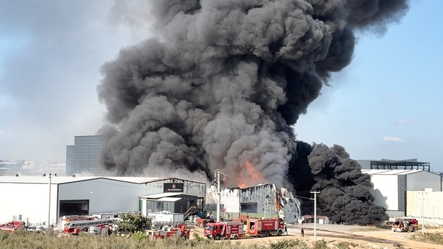 Kocaeli'de depodaki yangın, bitişiğindekine sıçradı