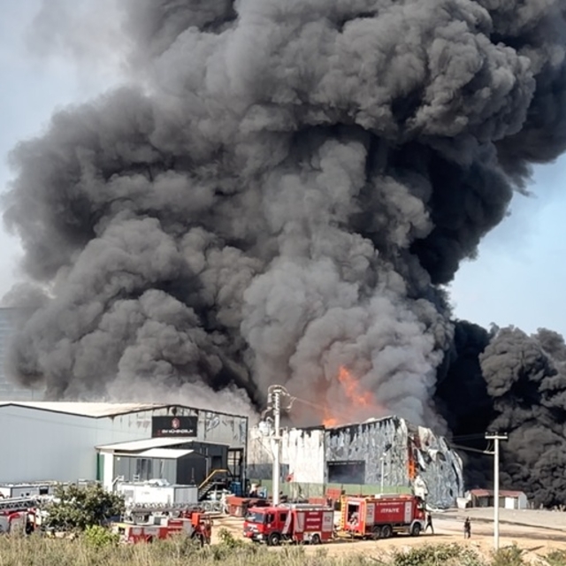 Kocaeli'de depodaki yangın, bitişiğindekine sıçradı