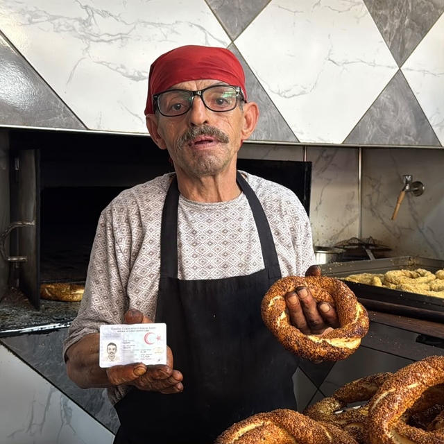 Eskişehir'de soyadıyla mesleği özdeşleşen simit ustası
Simit ustası Selçuk...