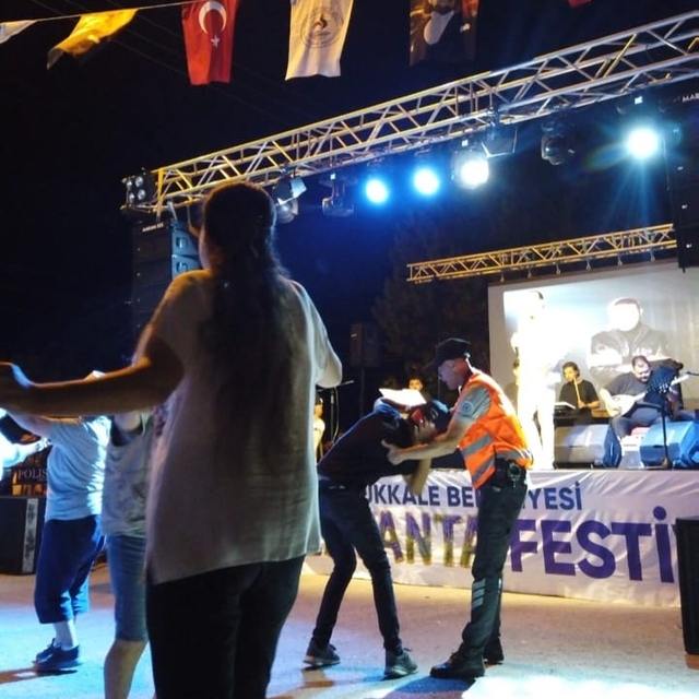 Pamukkale Belediyesi zabıtası piste çıkan engelli çocuğu uzaklaştırmaya çal...