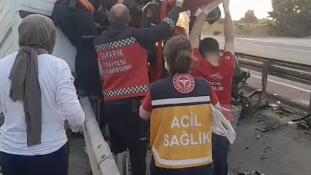 Tır önce akaryakıt istasyonu duvarına sonra refüje çarptı: 1 ölü, 1 yaralı