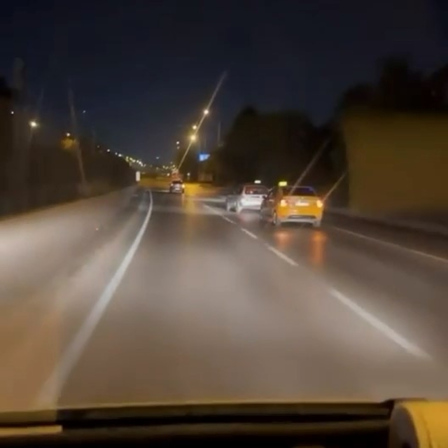 Taksiciler aracı kıskaca aldı, tehlikeli anlar kamerada