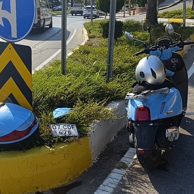 Hafif ticari araçla çarpışan motosikletli yaralandı