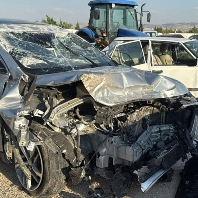 Otomobiller kafa kafaya çarpıştı: 1 ölü, 7 yaralı