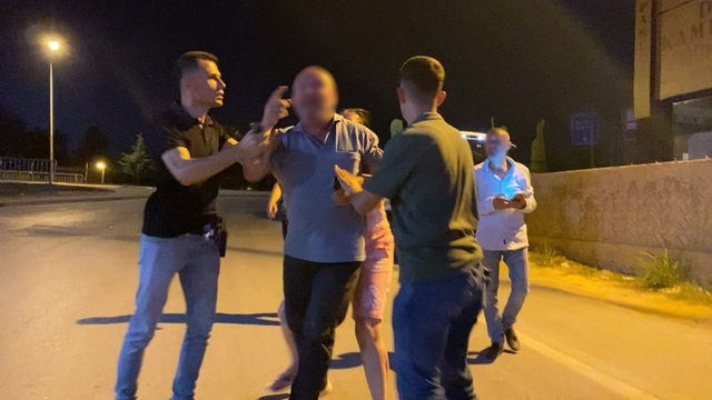 Alkollü sürücü gazeteciye mermer taşı fırlattı
Bir değil, iki değil, üçüncü kez alkollü yakalandı, 190 bin lira ceza yedi