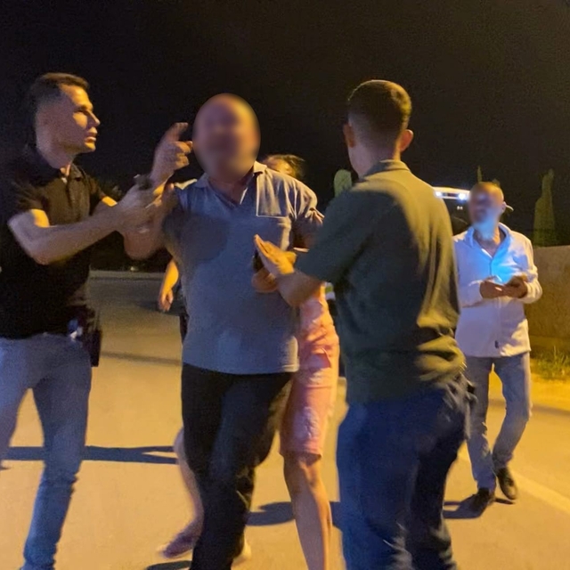 Alkollü sürücü gazeteciye mermer taşı fırlattı
Bir değil, iki değil, üçüncü...
