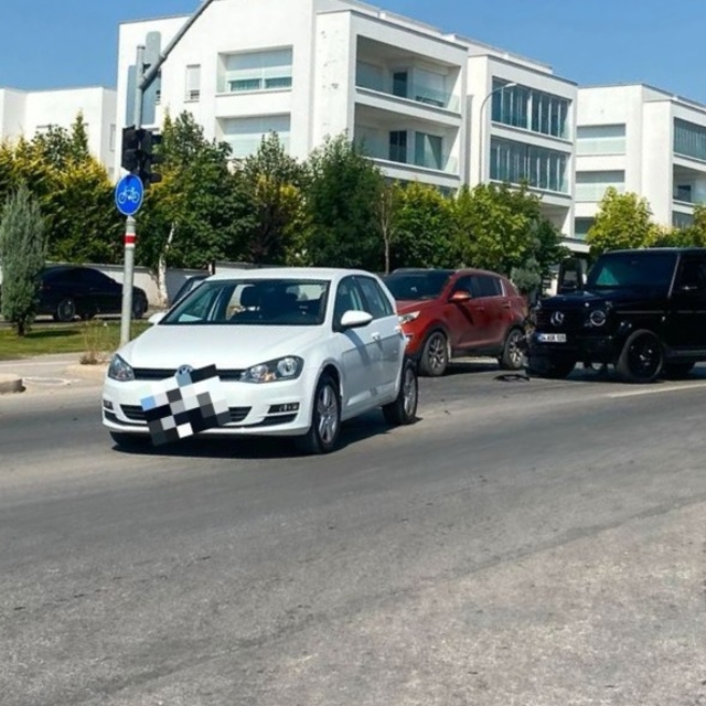 Lüks ciple otomobil çarpıştı, kaza maddi hasarla atlatıldı
