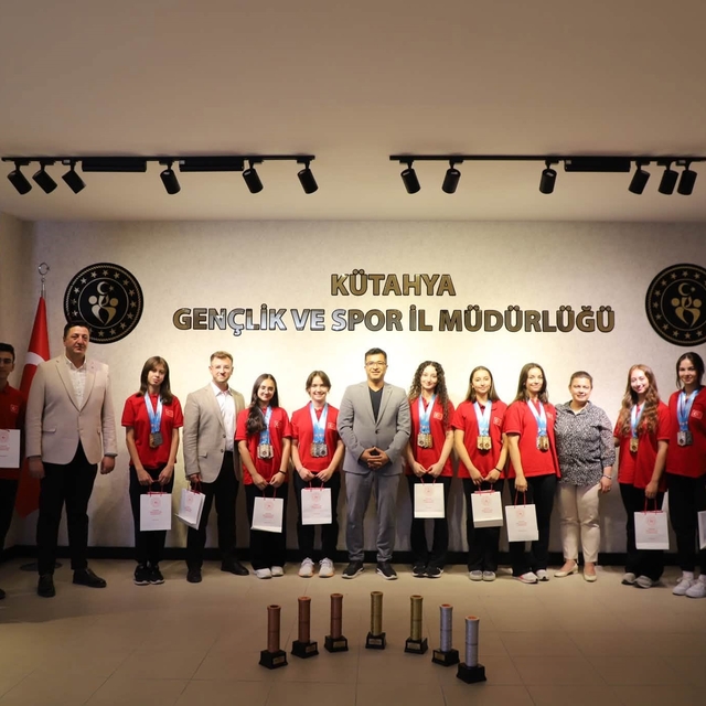 Tavşanlı'nın başarılı sporcuları 7 kupa ve 19 Türkiye derecesi elde etti