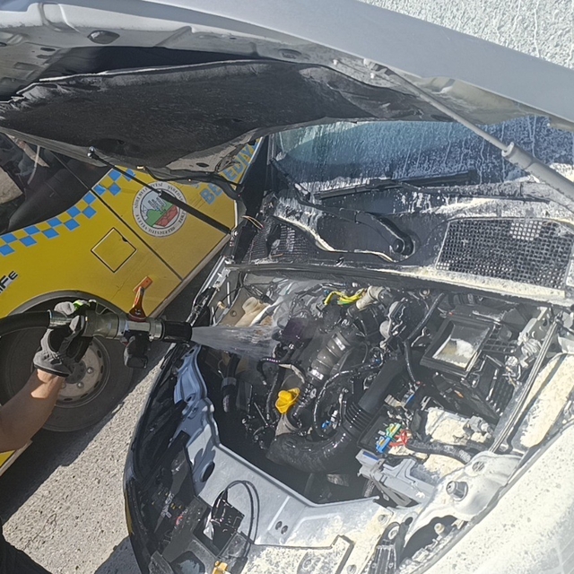 Siirt'te seyir halindeki hafif ticari aracın motoru alev aldı