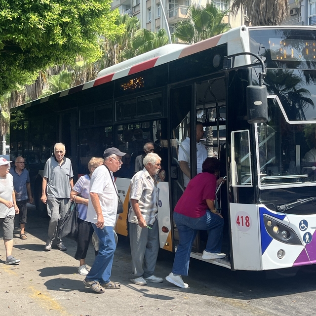 Adana'da toplu taşımada klima çilesi
Adana'da sıcaktan bunalan vatandaşlar...