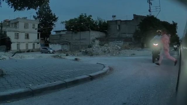 Motosikletin çarptığı kadın, ayağa kalkıp koşarak uzaklaştı