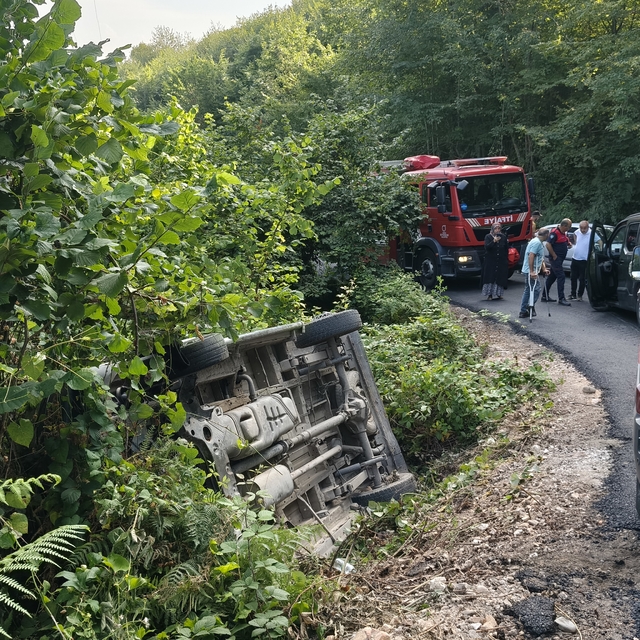 Fındık işçilerini taşıyan minibüs ile hafif ticari araç çarpıştı; 8 yaralı