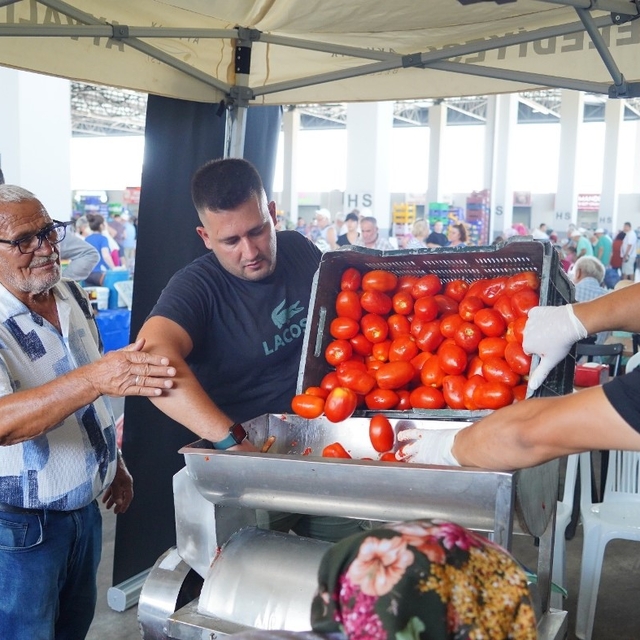 Mahallelerde salça zamanı