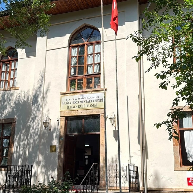 Muğla Halk Kütüphanesi güçlendirme için tahliye ediliyor
