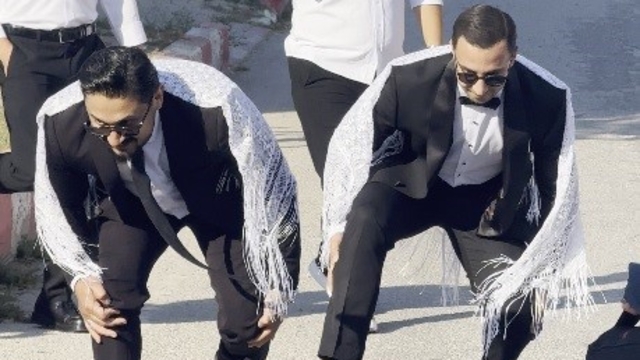 Tepecik beldesinde asırlık neşeli düğün gelenekleri
Bu gelenekler damat ve sağdıca zor anlar yaşatırken izleyenlere keyifli anlar sunuyor
Arkadaş grubunun sıra dışı isteklerini yerine getirdiler, istenen ikramları aldılar, ördek yürüyüşü yaptılar