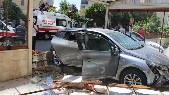 Kaza yapan otomobil fırına girdi