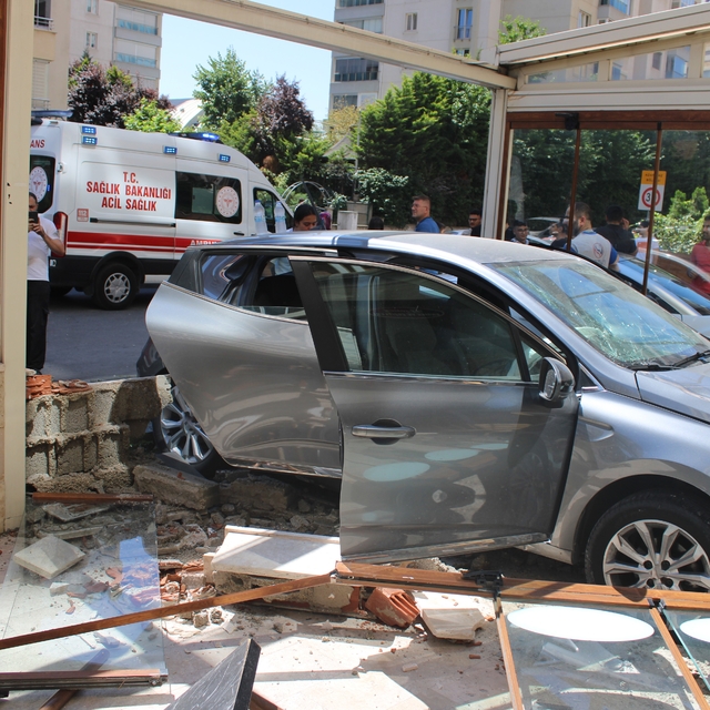 Kaza yapan otomobil fırına girdi