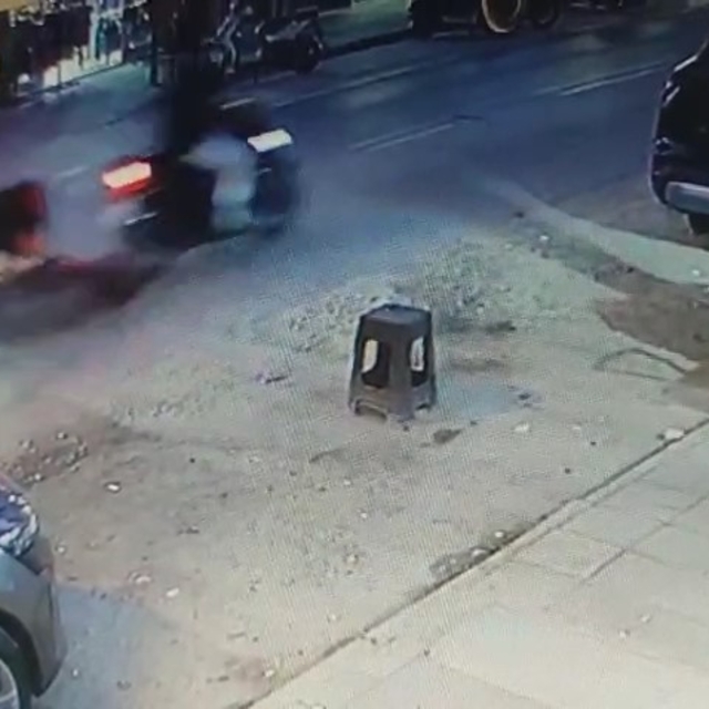Çukurda dengesini kaybeden motosikletli düştü, o anlar kamerada