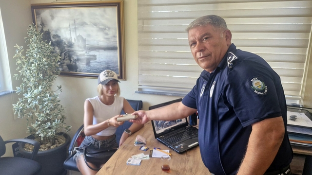 Serik'te zabıta ekipleri buldukları kayıp çantayı sahibine teslim etti