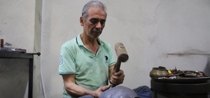 Gaziantep'te 57 yıllık bakır ustası mesleğinin yok olmasından endişe ediyor