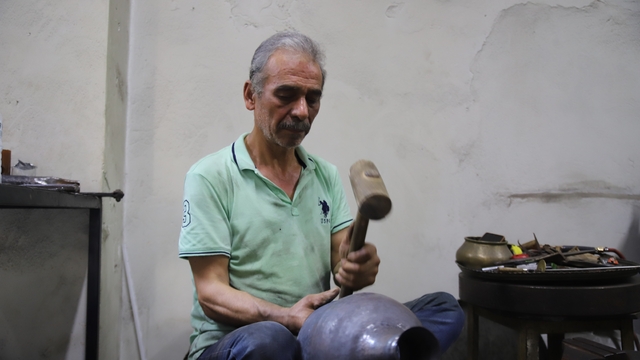 Gaziantep'te 57 yıllık bakır ustası mesleğinin yok olmasından endişe ediyor