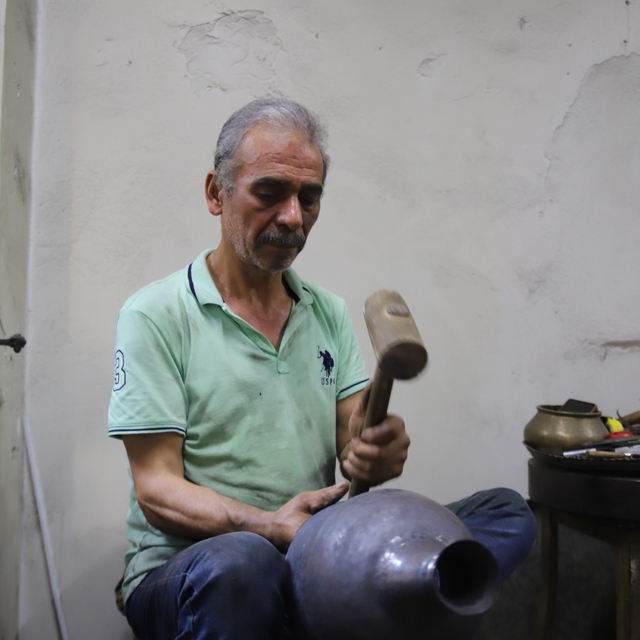 Gaziantep'te 57 yıllık bakır ustası mesleğinin yok olmasından endişe ediyor