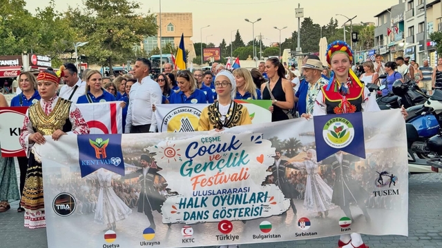 Çeşme'de uluslararası halk dansları şöleni