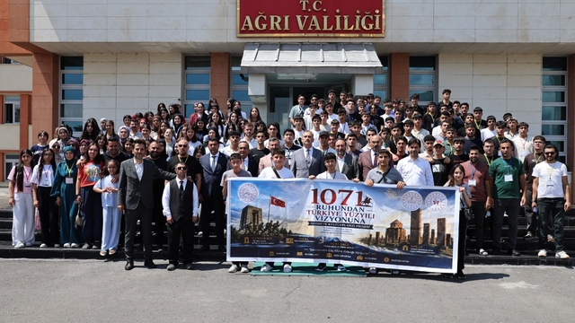 Ağrı'dan 200 öğrenci Çanakkale ve Ankara'ya tarih yolculuğuna uğurlandı