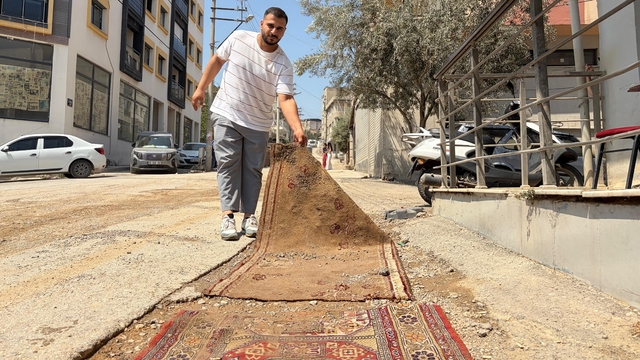 Bayraklı'da bozuk ve çamurlu yollar vatandaşı isyan ettirdi
Vatandaştan bozuk yollara 'halılı' çözüm