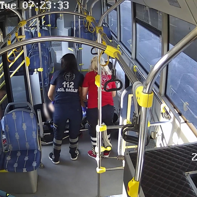 Duyarlı şoför, fenalaşan yolcuyu hastaneye yetiştirdi