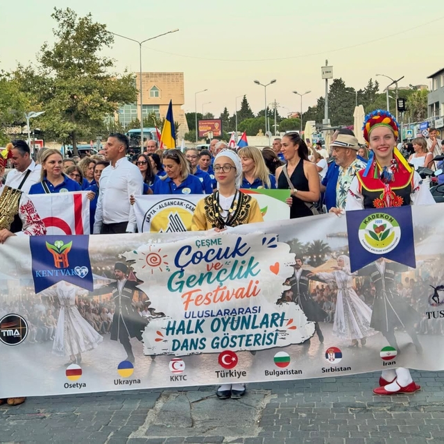 Çeşme'de uluslararası halk dansları şöleni