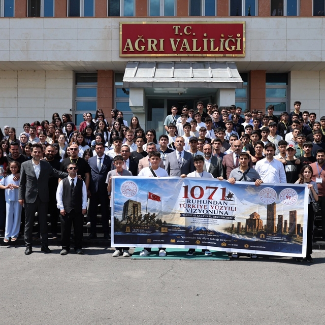 Ağrı'dan 200 öğrenci Çanakkale ve Ankara'ya tarih yolculuğuna uğurlandı