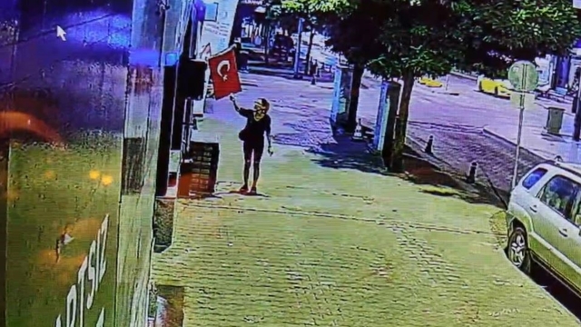 Güvenlik güçleri o kadını yakalamak için çalışma başlattı
Muğla'da bir kadın sabaha karşı bir dükkanda asılı Türk bayrağı çakmakla yakmaya kalktı