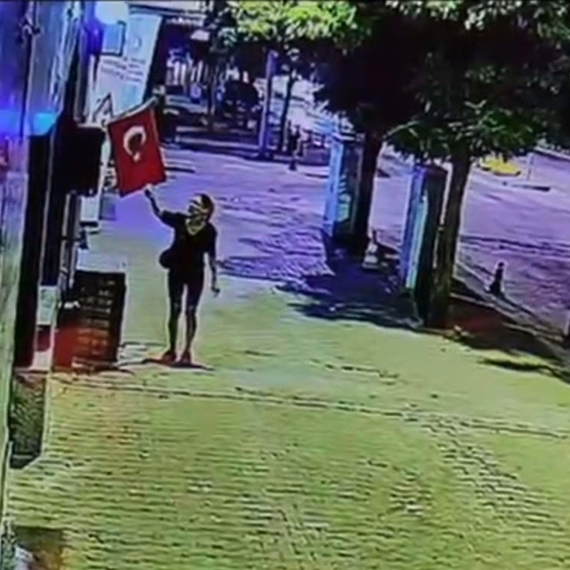 Mağazanın önünde asılı olan Türk bayrağını yakan şüpheli gözaltına alındı